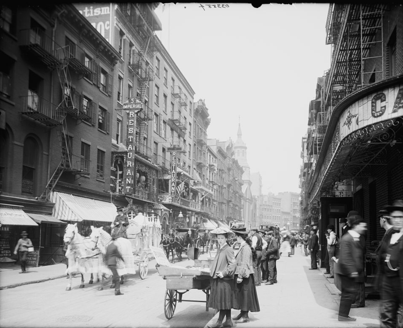 Чайна-таун, Мотт-стрит, Нью-Йорк, около 1900 года. Историческая фотография из коллекции Библиотеки Конгресса